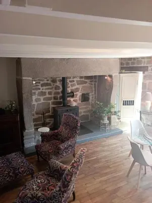 Coin salon dans l'établissement Gîte de France à Saint-Yrieix-le-Déjalat 3 épis - Gîte de France 4 personnes MAE-9234