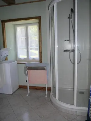 Salle de bains dans l'établissement Gîte de France Villamonq 2 épis - Gîte de France 8 personnes MAE-9244