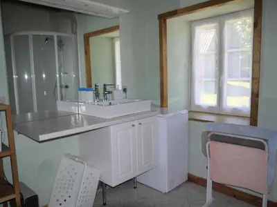 Salle de bains dans l'établissement Gîte de France Villamonq 2 épis - Gîte de France 8 personnes MAE-9244