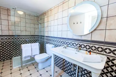 Salle de bains dans l'établissement Gîte de France Le clos du bournazel 4 épis - Gîte de France 4 personnes MAE-9254