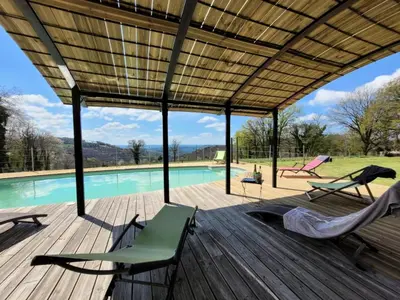 Piscine de l'établissement Gîte de France Gîte de chaviolle 4 épis - Gîte de France 6 personnes MAE-9284 ou située à proximité