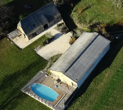 Piscine de l'établissement Gîte de France Gîte de chaviolle 4 épis - Gîte de France 6 personnes MAE-9284 ou située à proximité
