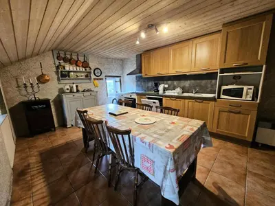 Cuisine ou kitchenette dans l'établissement Gîte de France à Latronche 2 épis - Gîte de France 5 personnes MAE-9294
