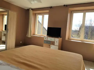 Télévision ou salle de divertissement dans l'établissement Gîte de France à Alleyrat 3 épis - Gîte de France 4 personnes MAE-9324