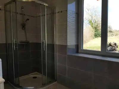 Salle de bains dans l'établissement Gîte de France à Alleyrat 3 épis - Gîte de France 4 personnes MAE-9324