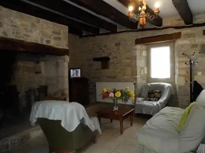 Télévision ou salle de divertissement dans l'établissement Gîte de France à Turenne 3 épis - Gîte de France 6 personnes MAE-9334