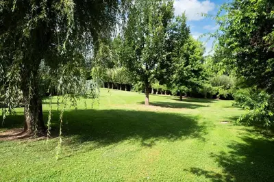 Jardin de l'établissement Gîte de France Bayat pour 5 personnes 4 épis - Gîte de France 5 personnes MAE-9354
