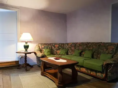 Coin salon dans l'établissement Gîte de France à Chasteaux 2 épis - Gîte de France 4 personnes MAE-9364