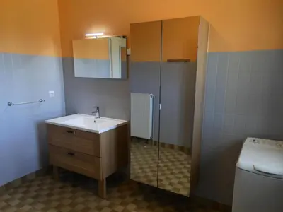 Salle de bains dans l'établissement Gîte de France à Chasteaux 2 épis - Gîte de France 4 personnes MAE-9364