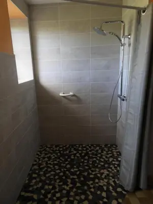 Salle de bains dans l'établissement Gîte de France à Chasteaux 2 épis - Gîte de France 4 personnes MAE-9364