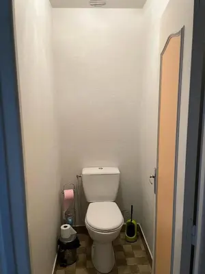 Salle de bains dans l'établissement Gîte de France à Chasteaux 2 épis - Gîte de France 4 personnes MAE-9364