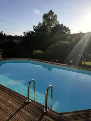 Piscine de l'établissement Gîte de France La valade 2 épis - Gîte de France 4 personnes MAE-9404 ou située à proximité