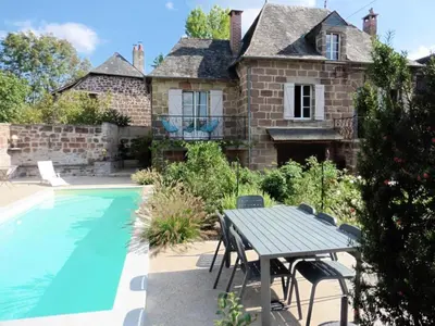 Piscine de l'établissement Gîte de France Gîte la chapelle avec piscine 3 épis - Gîte de France 6 personnes MAE-9464 ou située à proximité