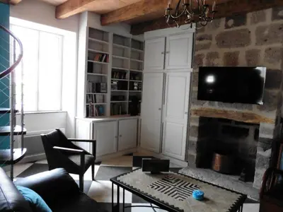 Télévision ou salle de divertissement dans l'établissement Gîte de France Gîte la chapelle avec piscine 3 épis - Gîte de France 6 personnes MAE-9464