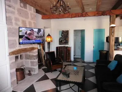 Télévision ou salle de divertissement dans l'établissement Gîte de France Gîte la chapelle avec piscine 3 épis - Gîte de France 6 personnes MAE-9464