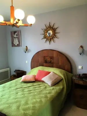 Un ou plusieurs lits dans un hébergement de l'établissement Gîte de France Gîte la chapelle avec piscine 3 épis - Gîte de France 6 personnes MAE-9464