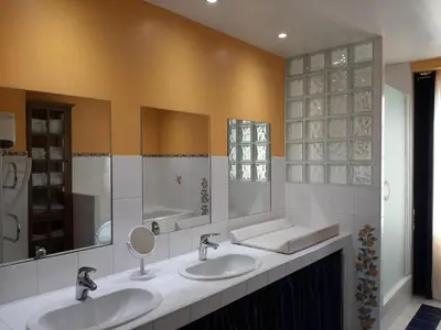 Salle de bains dans l'établissement Gîte de France Gîte des papous 4 épis - Gîte de France 10 personnes MAE-9494