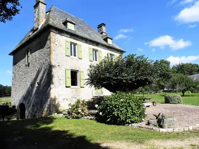 Jardin de l'établissement Gîte de France Laclefdeschamps 3 épis - Gîte de France 10 personnes MAE-9514