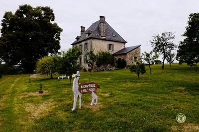 Jardin de l'établissement Gîte de France Laclefdeschamps 3 épis - Gîte de France 10 personnes MAE-9514
