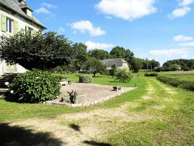 Jardin de l'établissement Gîte de France Laclefdeschamps 3 épis - Gîte de France 10 personnes MAE-9514