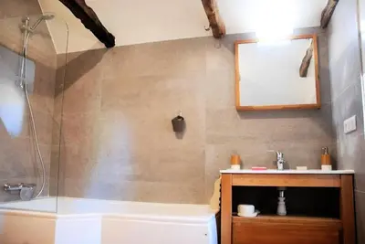 Salle de bains dans l'établissement Gîte de France Gîte de coiral 3 épis - Gîte de France 2 personnes MAE-9524