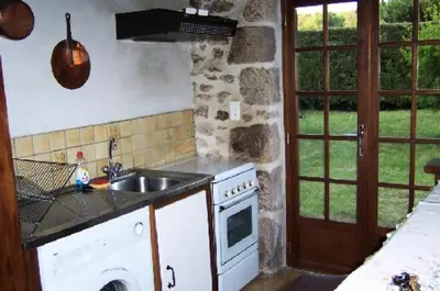 Cuisine ou kitchenette dans l'établissement Gîte de France Gîte de la xaintrie 2 épis - Gîte de France 4 personnes MAE-9534