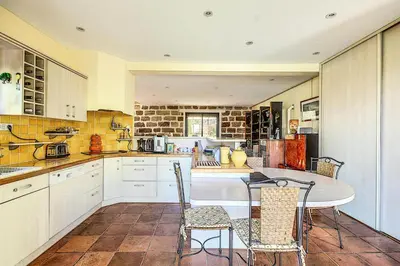 Cuisine ou kitchenette dans l'établissement Gîte de France Bayat pour 10 4 épis - Gîte de France 10 personnes MAE-9544