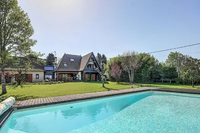 Piscine de l'établissement Gîte de France Bayat pour 10 4 épis - Gîte de France 10 personnes MAE-9544 ou située à proximité