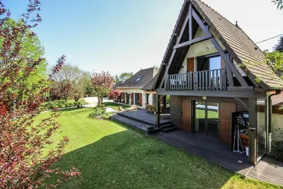 Jardin de l'établissement Gîte de France Bayat pour 10 4 épis - Gîte de France 10 personnes MAE-9544