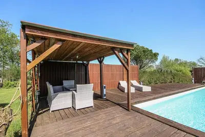 Piscine de l'établissement Gîte de France Bayat pour 10 4 épis - Gîte de France 10 personnes MAE-9544 ou située à proximité