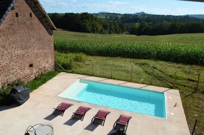 Piscine de l'établissement Gîte de France Le grand cluzel 4 épis - Gîte de France 8 personnes MAE-9554 ou située à proximité