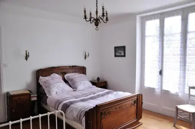 Un ou plusieurs lits dans un hébergement de l'établissement Gîte de France à Soudeilles 3 épis - Gîte de France 14 personnes MAE-9574