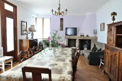 Coin salon dans l'établissement Gîte de France à Soudeilles 3 épis - Gîte de France 14 personnes MAE-9574