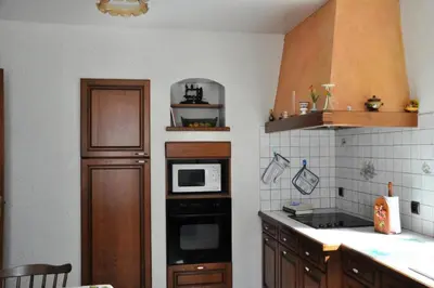 Cuisine ou kitchenette dans l'établissement Gîte de France à Soudeilles 3 épis - Gîte de France 14 personnes MAE-9574
