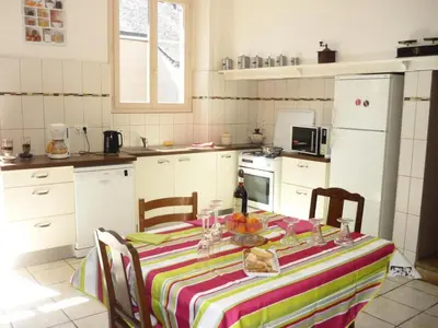 Cuisine ou kitchenette dans l'établissement Gîte de France à Vars-sur-Roseix 3 épis - Gîte de France 5 personnes MAE-9624