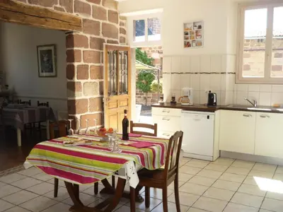 Cuisine ou kitchenette dans l'établissement Gîte de France à Vars-sur-Roseix 3 épis - Gîte de France 5 personnes MAE-9624