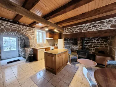 Cuisine ou kitchenette dans l'établissement Gîte de France Gîte des veyssières 3 épis - Gîte de France 4 personnes MAE-9654