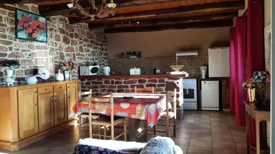 Cuisine ou kitchenette dans l'établissement Gîte de France Les combottes 3 épis - Gîte de France 4 personnes MAE-9734
