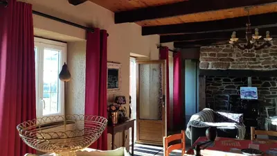 Télévision ou salle de divertissement dans l'établissement Gîte de France Les combottes 3 épis - Gîte de France 4 personnes MAE-9734