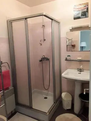 Salle de bains dans l'établissement Gîte de France à Sioniac 2 épis - Gîte de France 5 personnes MAE-9744