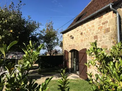 Jardin de l'établissement Gîte de France à Puy-d'Arnac 3 épis - Gîte de France 4 personnes MAE-9864