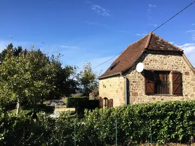 Jardin de l'établissement Gîte de France à Puy-d'Arnac 3 épis - Gîte de France 4 personnes MAE-9864