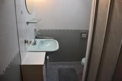 Salle de bains dans l'établissement Gîte de France à Puy-d'Arnac 3 épis - Gîte de France 4 personnes MAE-9864