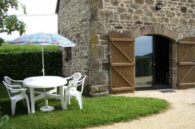 Jardin de l'établissement Gîte de France à Puy-d'Arnac 3 épis - Gîte de France 4 personnes MAE-9864