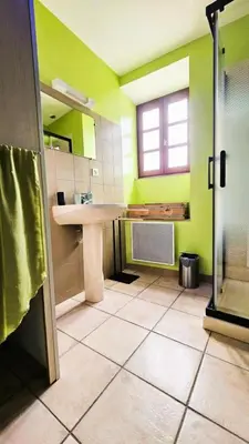 Salle de bains dans l'établissement Gîte de France Les mésanges 3 épis - Gîte de France 4 personnes MAE-9904