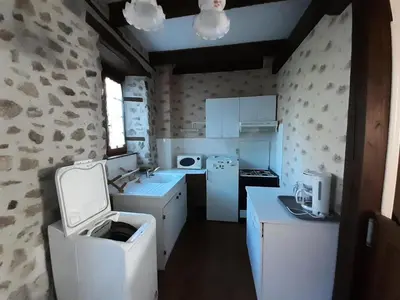 Cuisine ou kitchenette dans l'établissement Gîte de France à Lamazière-Haute 2 épis - Gîte de France 5 personnes MAE-9934