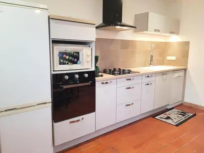 Cuisine ou kitchenette dans l'établissement Gîte de France à Soudaine-Lavinadière 3 épis - Gîte de France 5 personnes MAE-9954