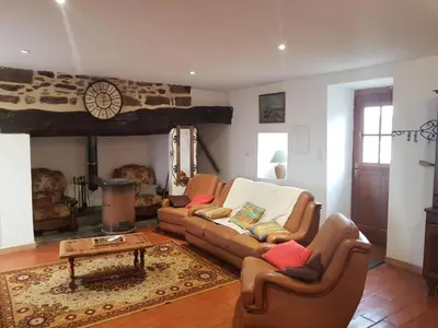 Coin salon dans l'établissement Gîte de France à Soudaine-Lavinadière 3 épis - Gîte de France 5 personnes MAE-9954
