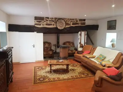 Coin salon dans l'établissement Gîte de France à Soudaine-Lavinadière 3 épis - Gîte de France 5 personnes MAE-9954