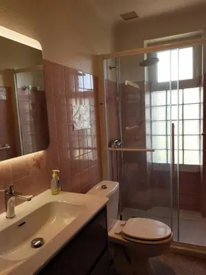 Salle de bains dans l'établissement Gîte de France à Soudaine-Lavinadière 3 épis - Gîte de France 5 personnes MAE-9954